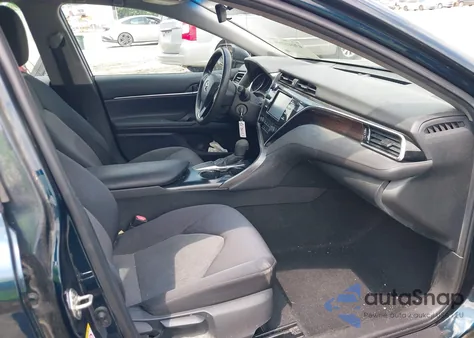 2018 Toyota Camry Le z USA, uszkodzony, nr VIN 4T1B11HK0JU619897
